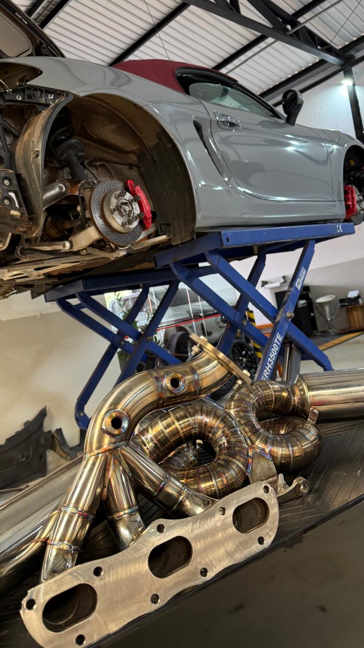 Porsche no elevador da oficina premium Maxi Chip, com freios à mostra
