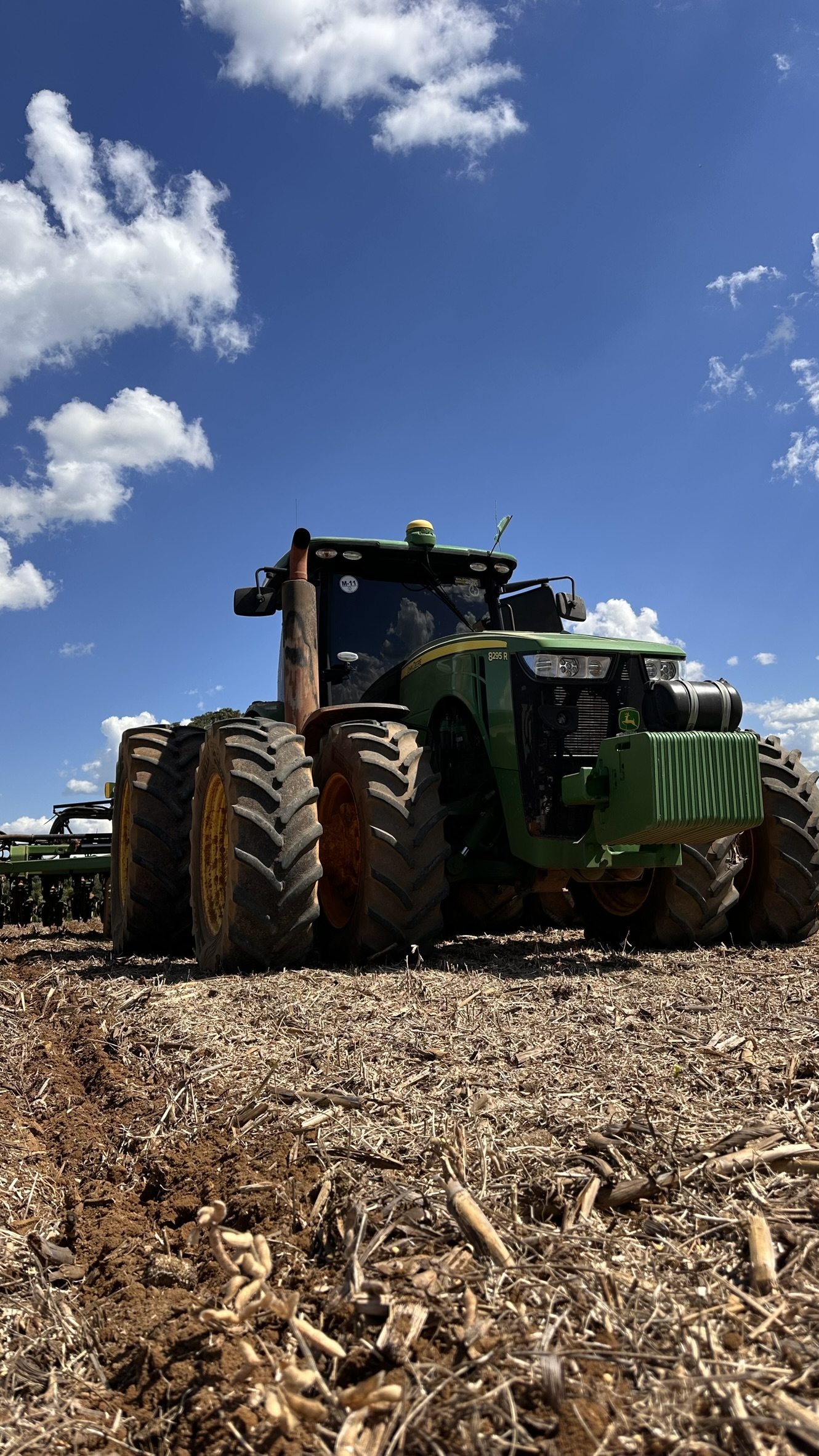 Trator John Deere 8R no campo
