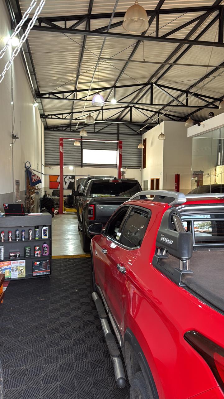 Interior do galpão da oficina mecânica premium Maxi Chip em Uberlândia